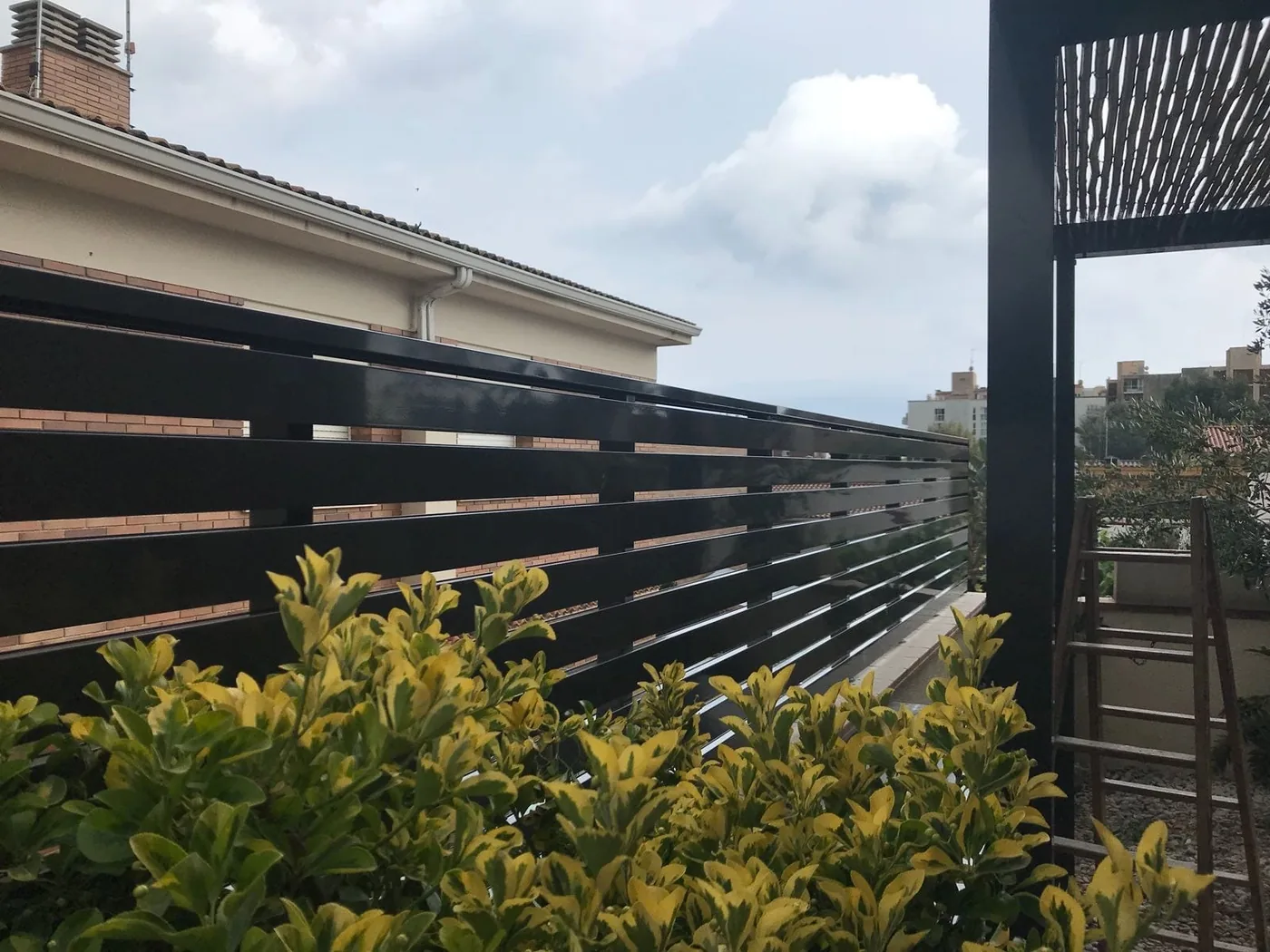 Valla de aluminio negro en terraza exterior