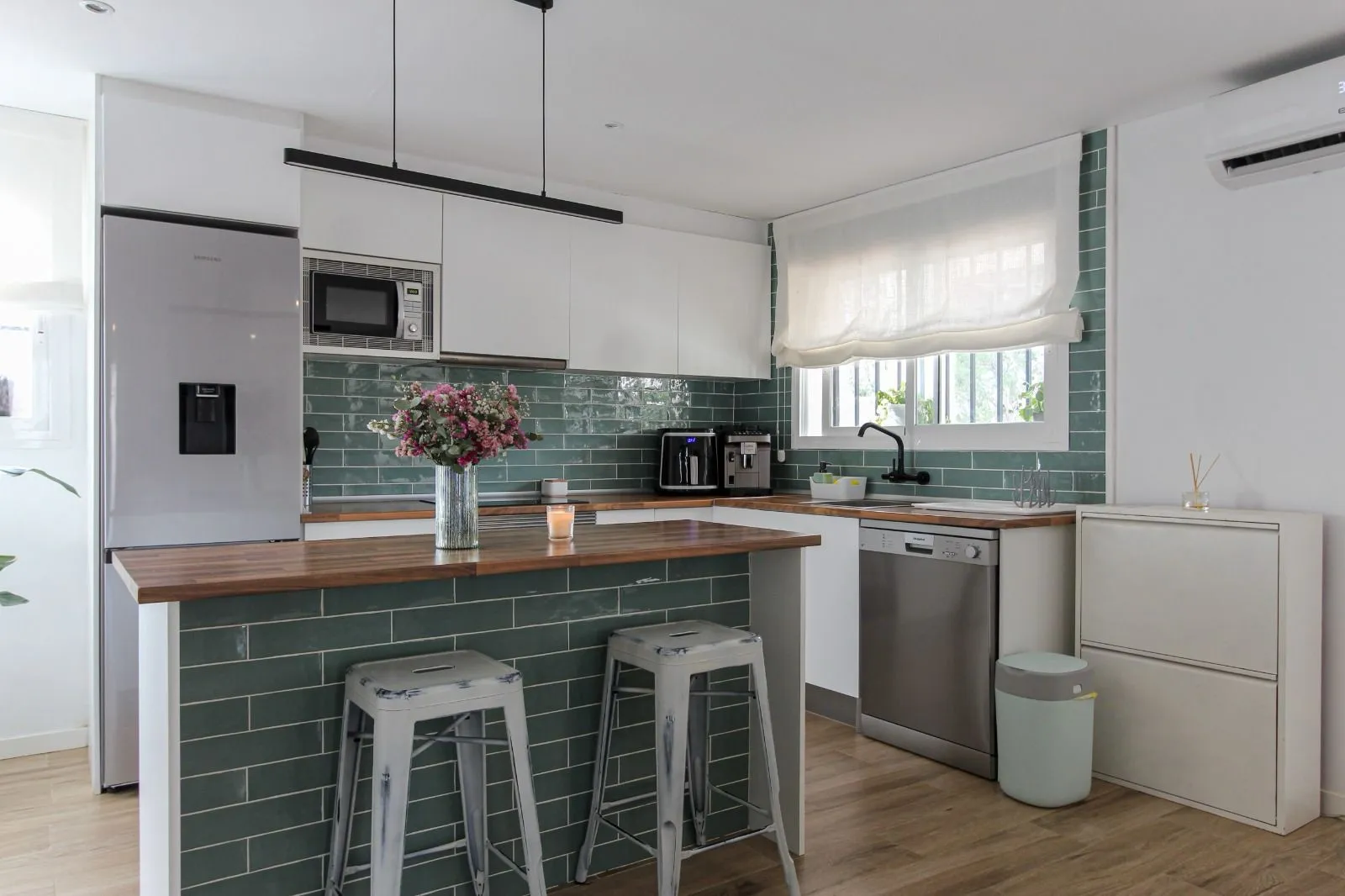 Cocina reformada con mobiliario claro y encimera moderna