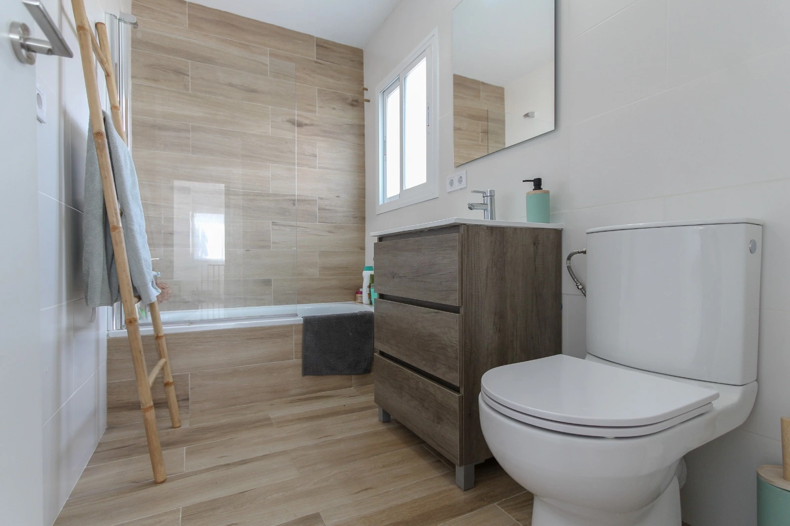 Baño reformado con ducha y acabados actuales