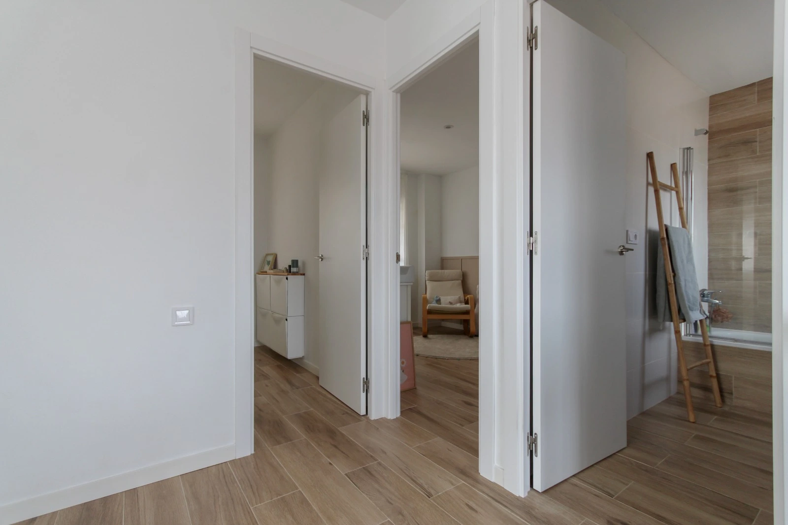 Salón reformado luminoso en vivienda del Maresme
