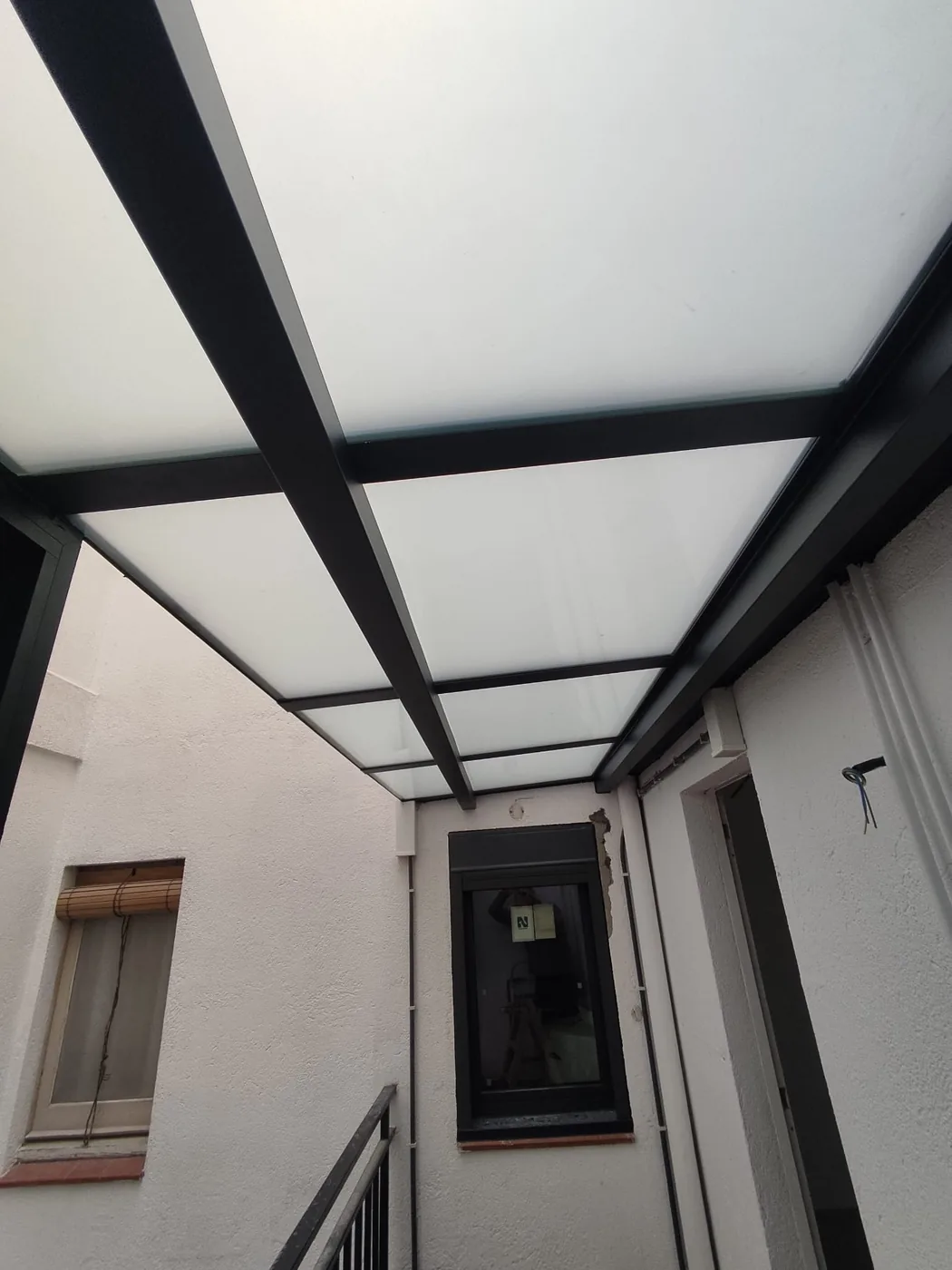 Cerramiento superior de aluminio y vidrio en terraza