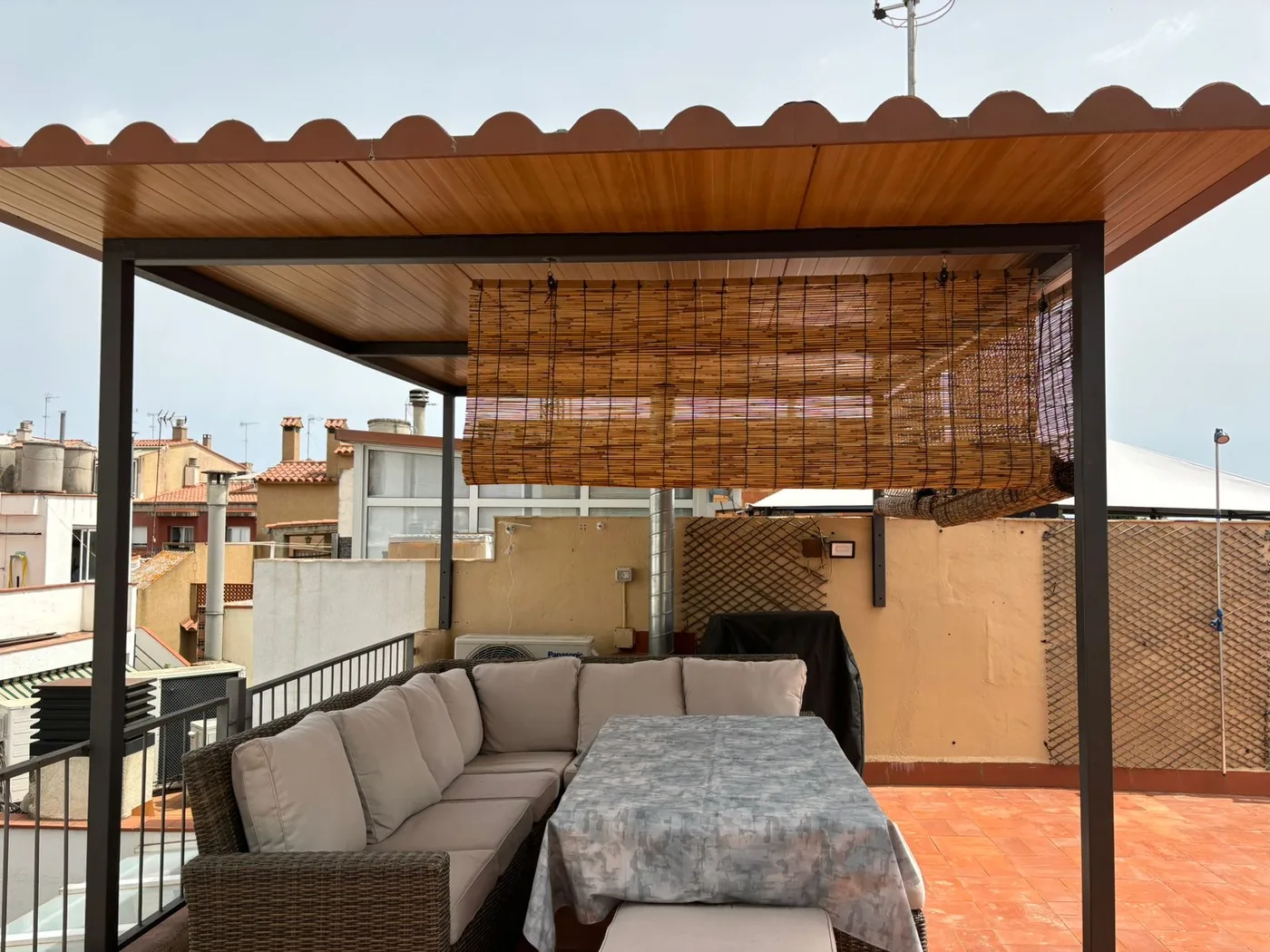 Pérgola de terraza con estructura metálica y techo de madera