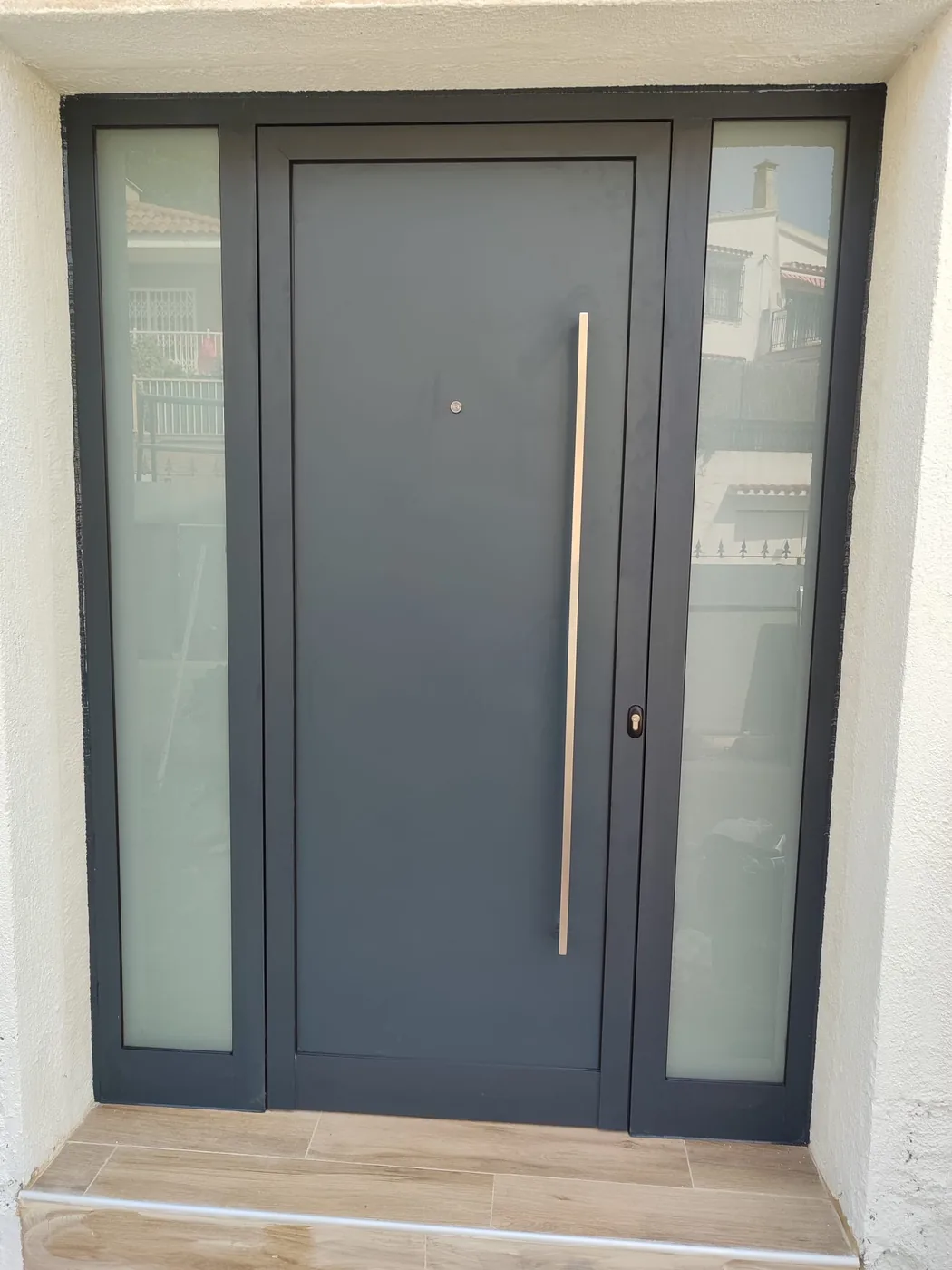 Puerta de aluminio con laterales de vidrio