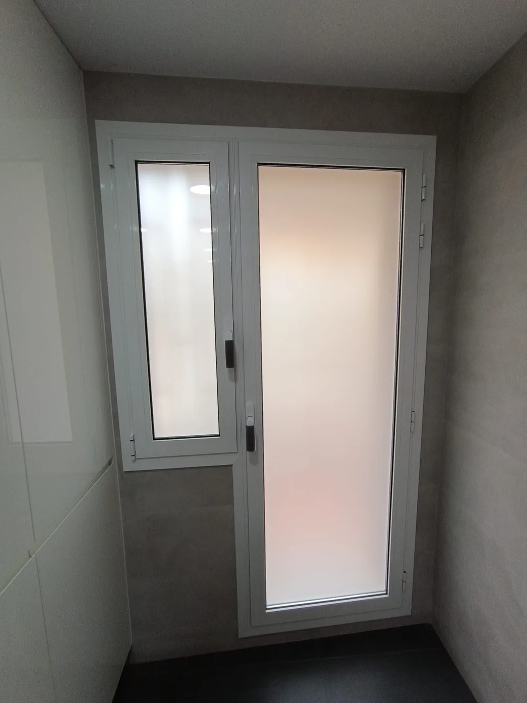 Conjunto de ventana y puerta acristalada en baño