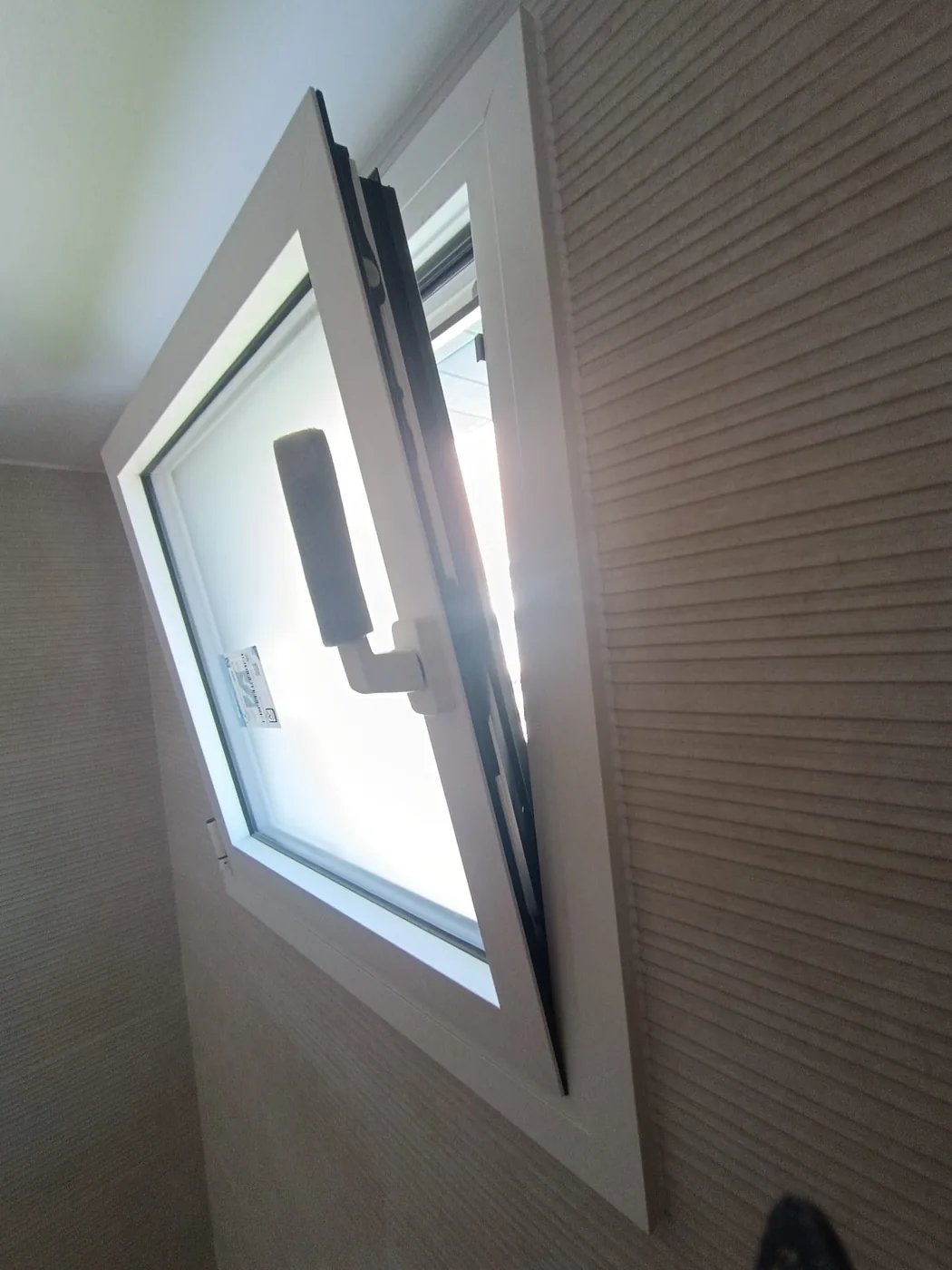 Ventana oscilobatiente de PVC abierta